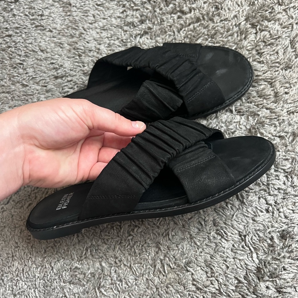 Eileen Fisher Women's Ruched Cross Over Sandals Flats Size 7.5 Black Suede - Picture 2 of 4